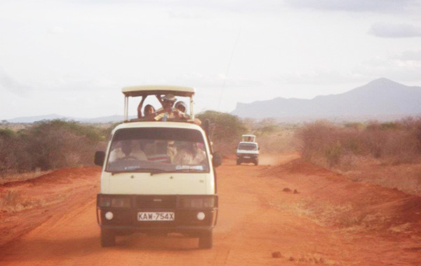 coccodrilli tsavo safari in kenya -jeep