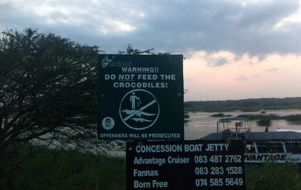 St Lucia in Sudafrica Don't feed the crocodiles
