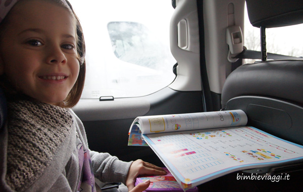 Viaggiare durante la scuola: fare i compiti in auto
