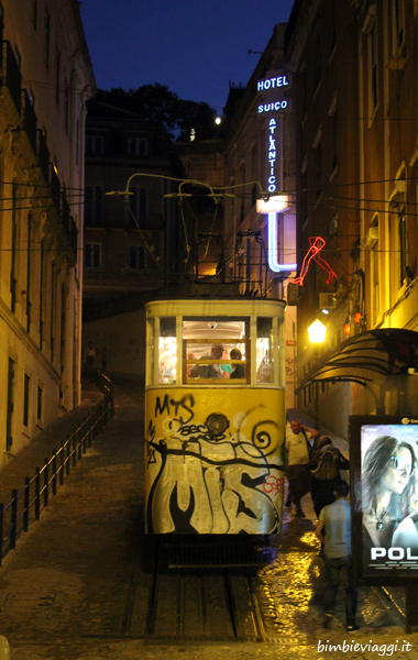 Portogallo con bambini-tram Lisbona
