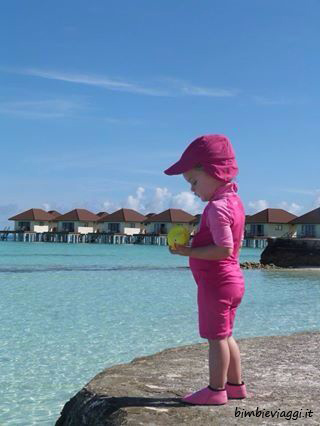 Proteggere i bambini dal sole Maldive con bambini