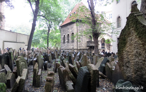 Praga con bambini-cimitero ebraico