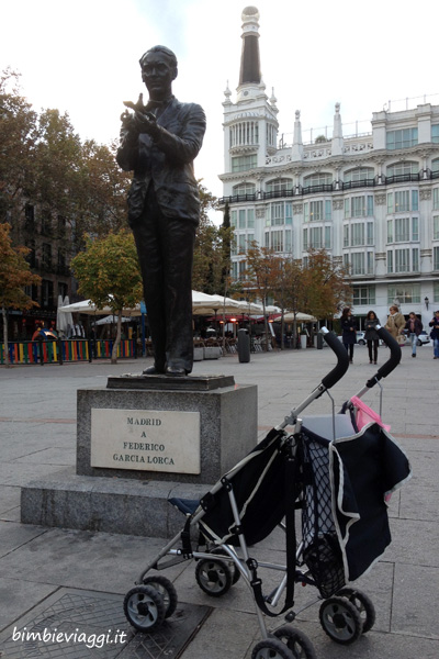Madrid con bambini-statua