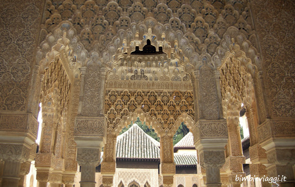 Vacanza in Spagna con bambini-alhambra archi