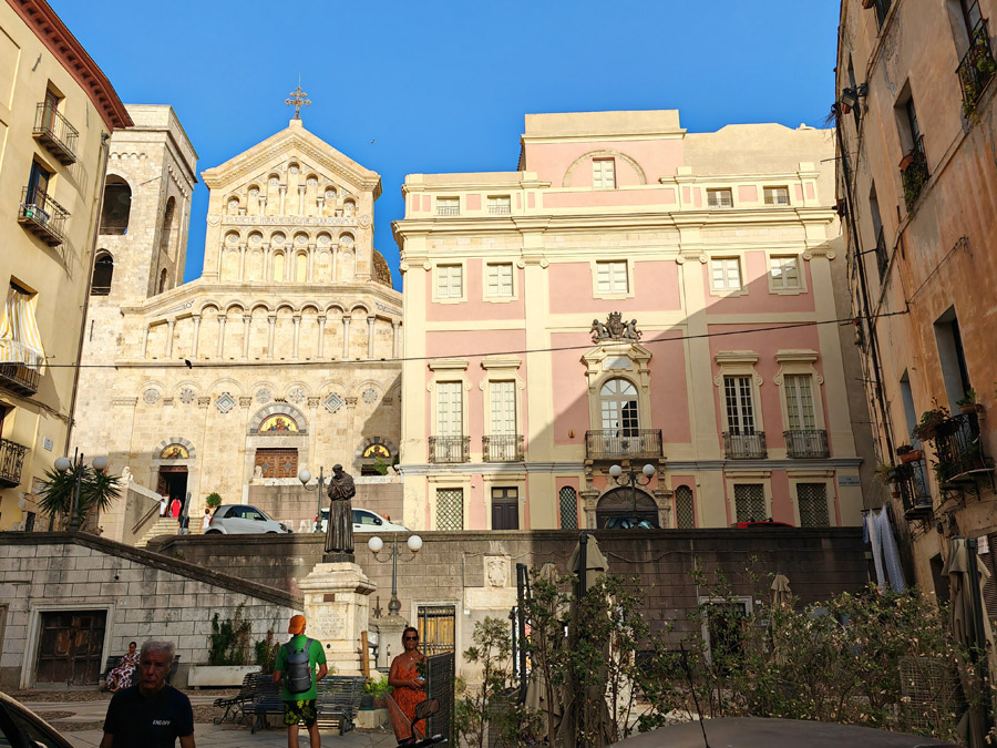 Basilica di Cagliari con bambini